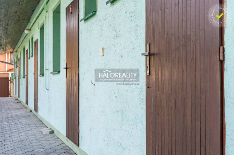 Chodník s dveřmi vedle sebe v ubytování ve Velkém Mederu, Hotely a penziony.