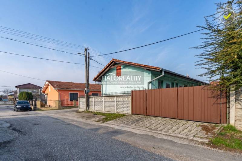 Ulice s rodinnými domy a autem ve Velkém Mederu, Hotely a penziony v okolí.