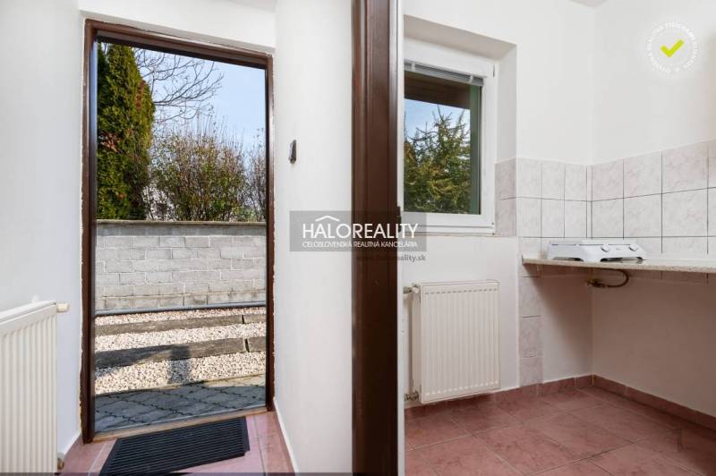 Interiér s dlažbou a výhledem na terasu v hotelech a penzionech.