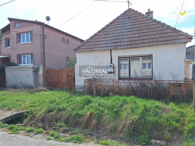 Dům na pozemku k bydlení v obci Dvorníky s travnatou zahradou a plotem.