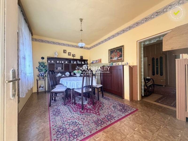 Jemně laděná jídelna v rodinném domě s podlahou s dřevěným dekorem.