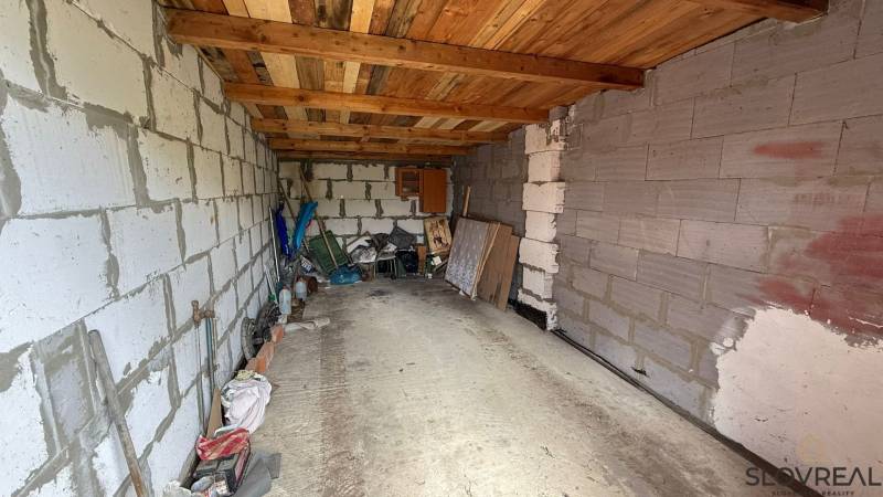 Nezařazená garáž se skladem ve 3-pokojovém bytě na Černém blátě v Pukanci.