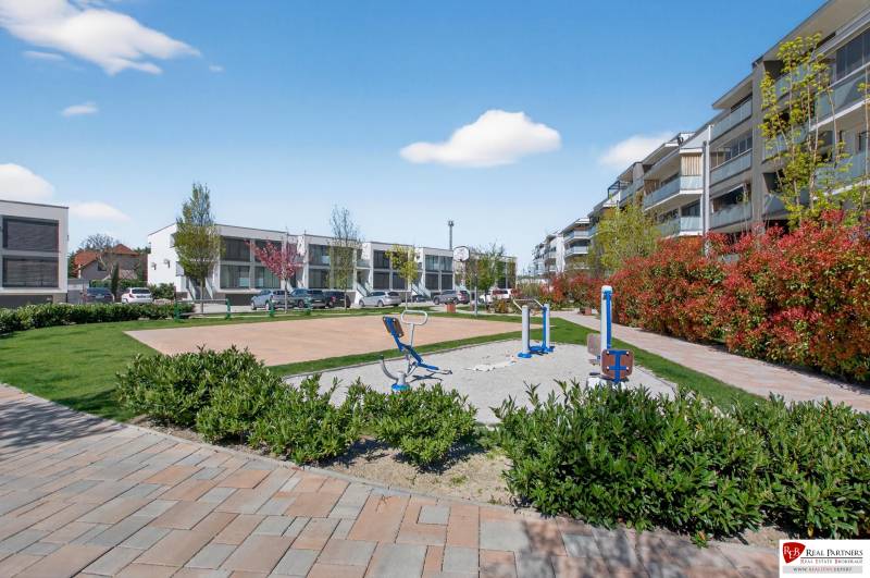 Venkovní tělocvična mezi bytovkami v Dunajské Lužné na Ořechové ulici.