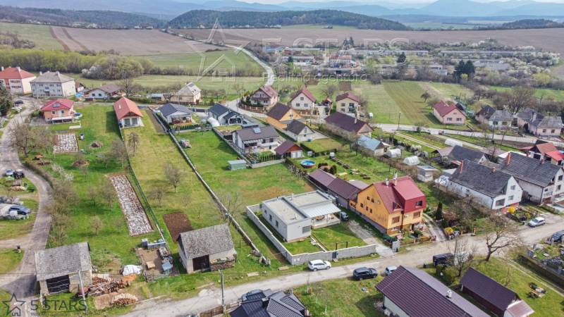 Pohled na rodinné domy v Neporadzi na ulici Bošianská z ptačí perspektivy.