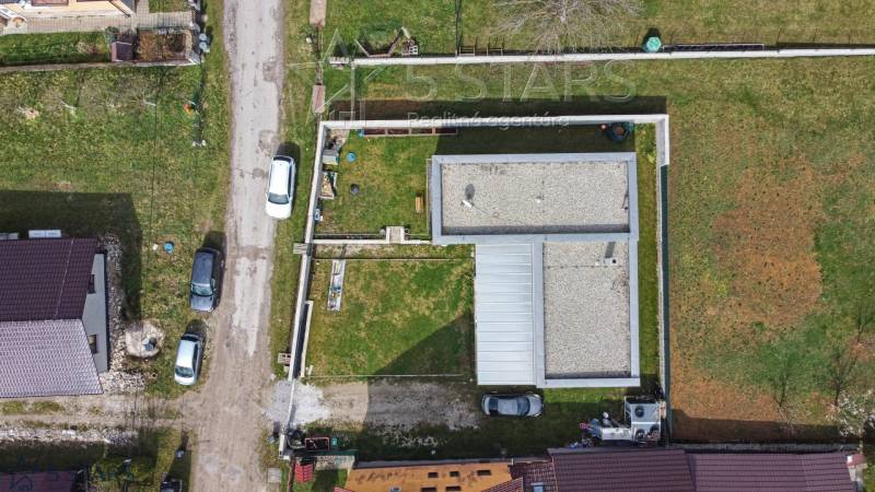 Letecký pohled na rodinný dům na ulici Bošianska v Neporadzi s travnatým dvorem.