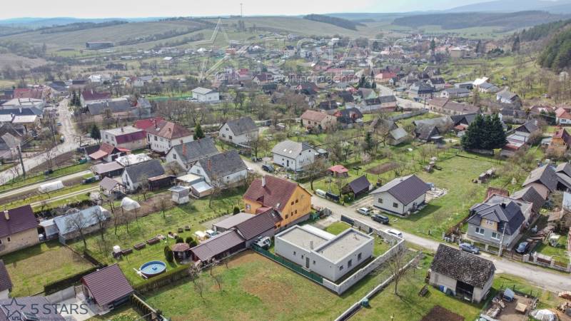 Letecký pohled na rodinné domy v obci Neporadza na ulici Bošianska.