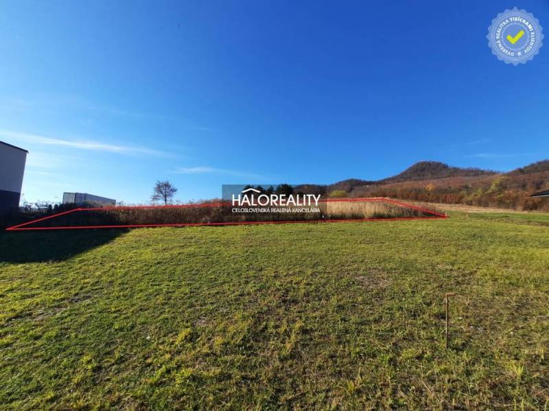 Slunný pozemek na bydlení ve Finticích s panoramatickým výhledem na kopce a zeleň.