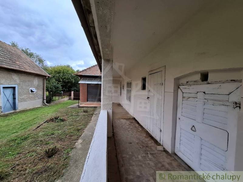 Rodinný dům v Mužle s verandou a zahradou, venkovský styl a jednoduchá architektura.