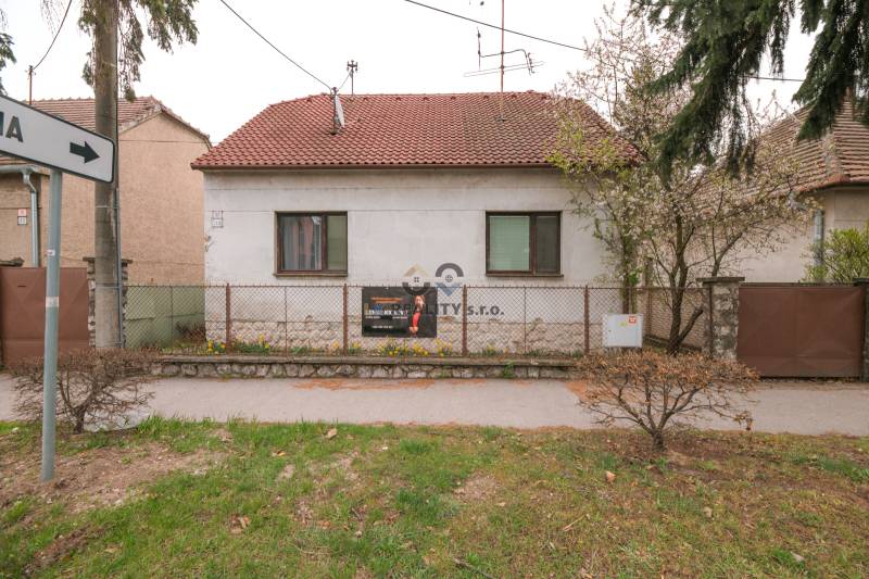 Rodinný dům na Zelenečské ulici v Trnavě s červenou taškovou střechou.