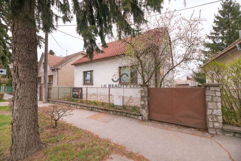 Rodinný dům na Zelenečské ulici v Trnavě s předzahrádkou a bránou.