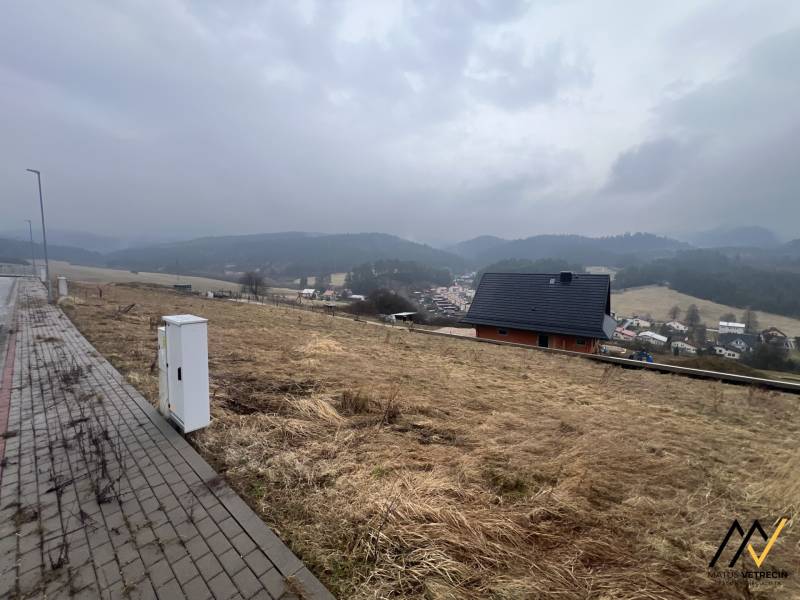 Pozemky - bydlení ve Staré Ľubovni s výhledem na kopce a střechy domů.