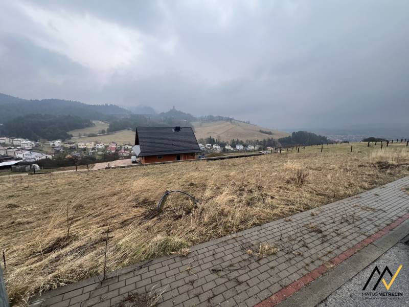 Kopcovitý výhled z pozemků na bydlení ve Staré Ľubovni s domem a stromy.