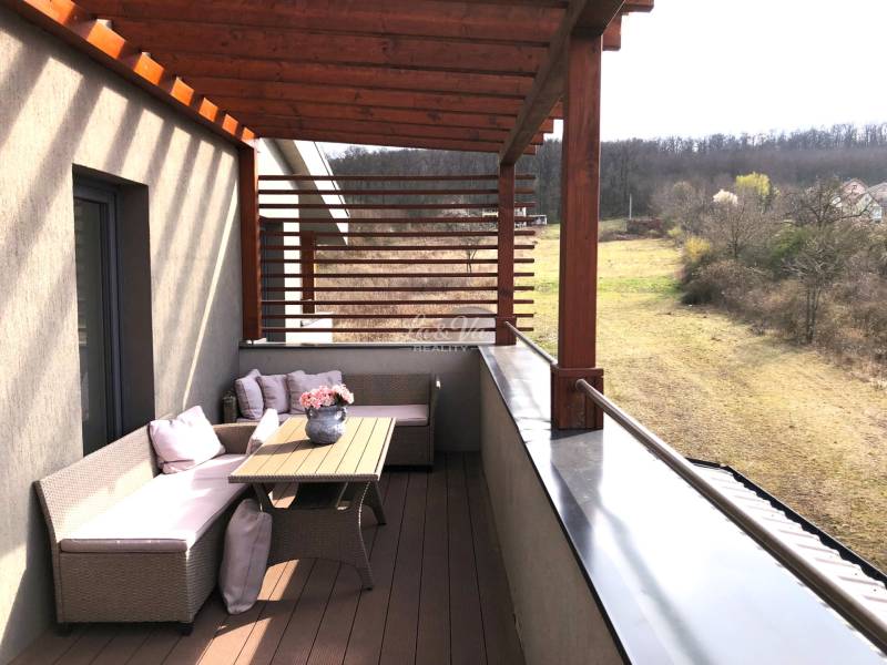 Výhled z terasy 2pokojového bytu v Podhájské na Svätuši, s pohodlným sezením.