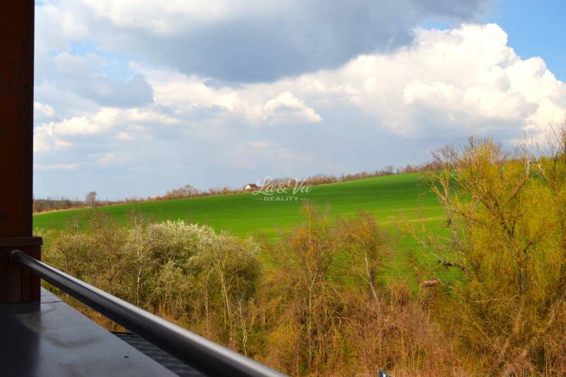 Výhled z 2pokojového bytu na zelená pole v Podhájské na Svätuši.