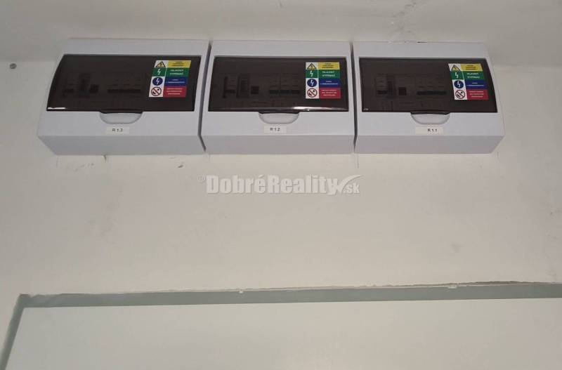 Tři skříně s jističi v kancelářích na Průmyslové ulici v Galantě.