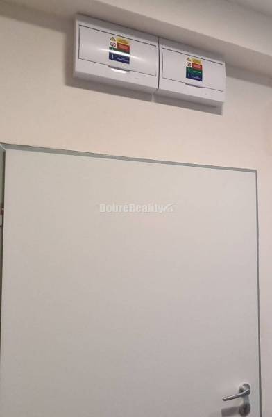 Dveře a jističe v interiéru kanceláří.