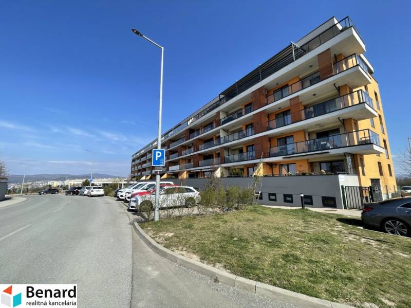 Bytový dům na Borievkové ulici, Košice - městská část Vyšné Opátske, se zaparkovanými auty.