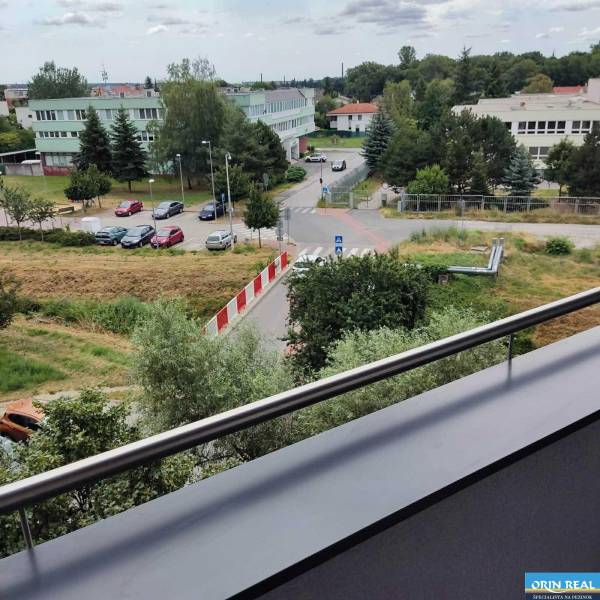 Výhled z balkonu 3pokojového bytu na Svätoplukově ulici v Pezinku.