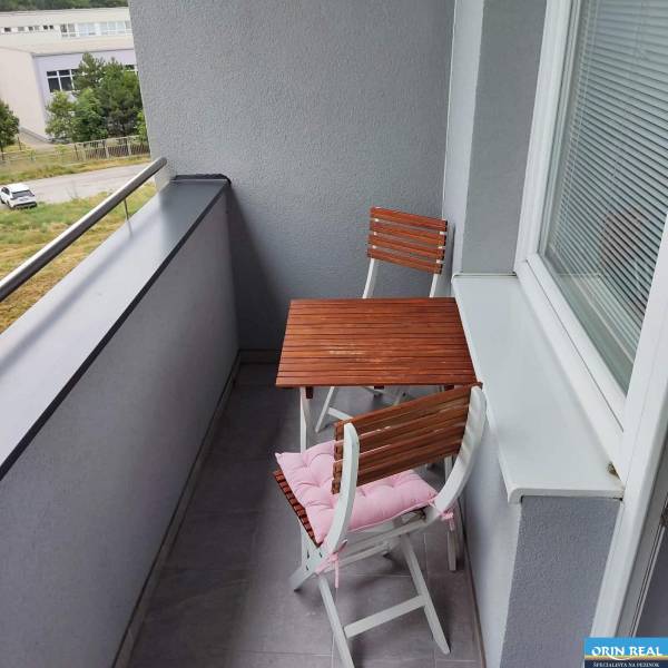 Balkon 3pokojového bytu na Svätoplukově ulici v Pezinku s posezením.