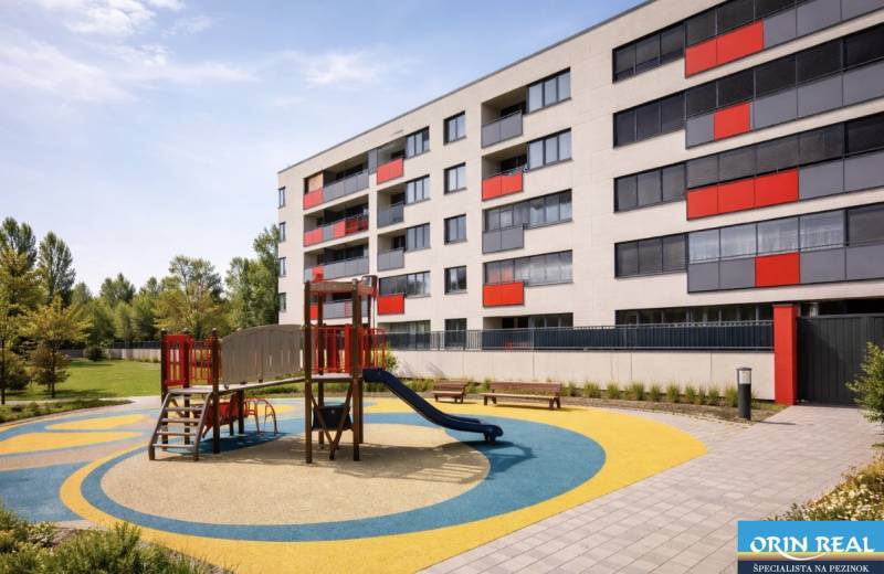 Malokrasňanská ulice v Bratislavě - Rača s bytovým domem a dětským hřištěm.