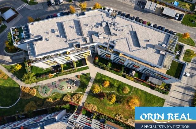 Bytový komplex s hřištěm na Malokrasňanské v Bratislavě - Rači, pohled shora.