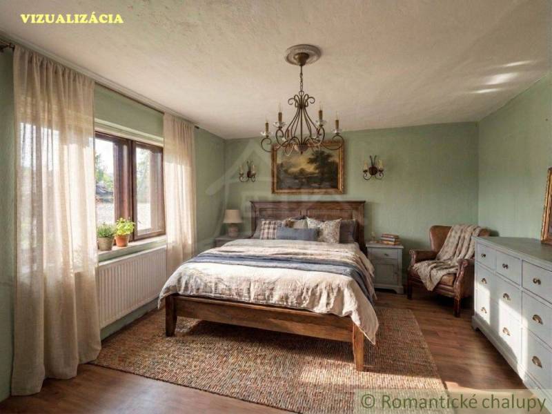 Ložnice s rustikálním nábytkem, podlaha s dřevěným dekorem a velkým oknem v rodinném domě.