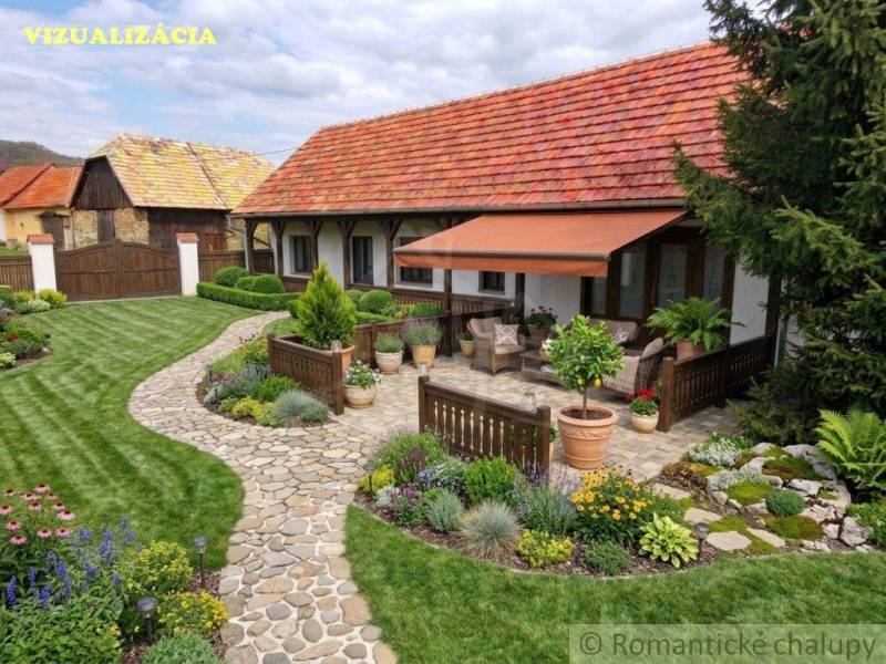 Rodinný dům v Ozdíně s květinovou zahradou a zpevněnou terasou pod markýzou.