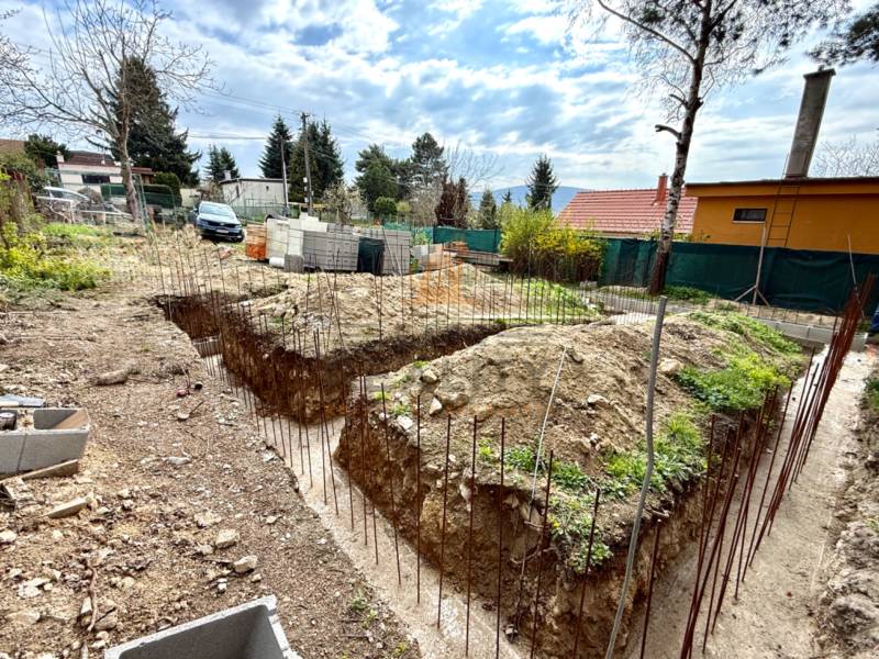 Stavební pozemek pro výstavbu v Bratislavě - Záhorská Bystrica, Podkerepušky, s přípravou základů.