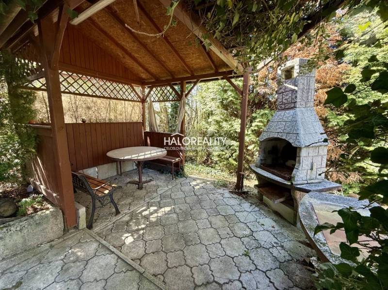 Pergola se stolem a krbem v zahradách Rimavské Soboty.