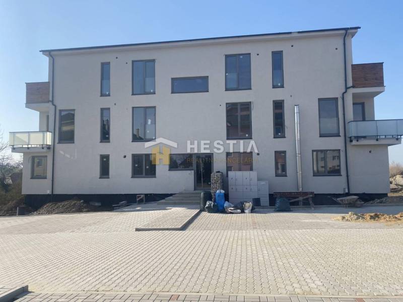 Na obrázku je novostavba s balkony, vhodná pro 2-pokojový byt.