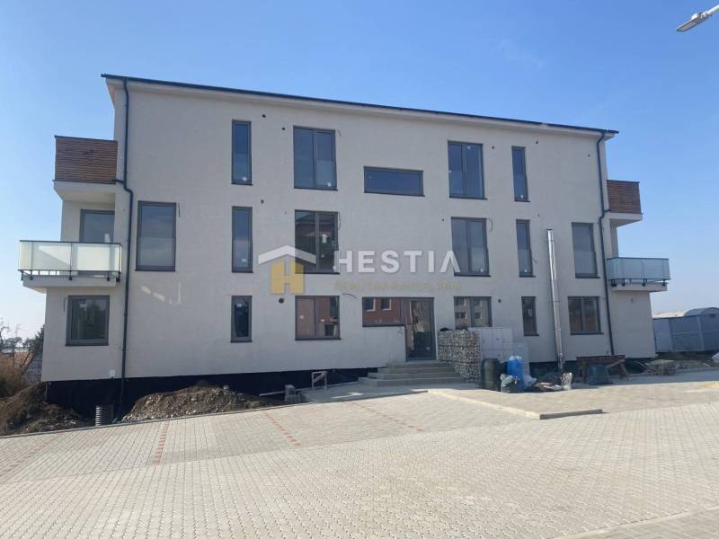 Novostavba s balkony a parkovištěm, ideální investice pro 2-pokojový byt v klidné lokalitě.