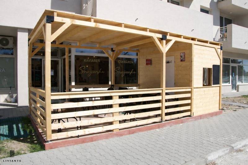 Dřevěná terasa před kavárnou na Dukelské ulici v Bernolákově, vhodná pro gastro prostory.