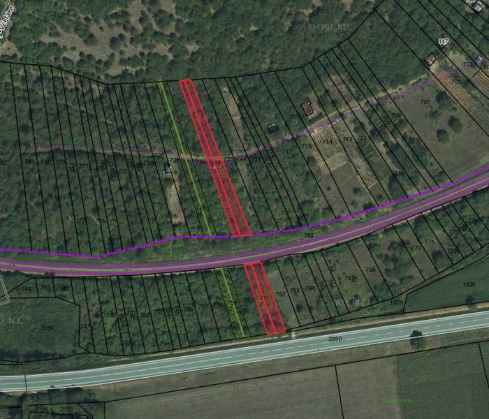 Letecká mapa pozemků v zahradách Dvorníků-Včelářů s parcelními čísly a silniční infrastrukturou.