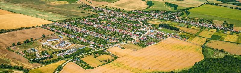 Letecký pohled na krajinu a pole v okolí Dvorníků-Včelár v Zahradách.