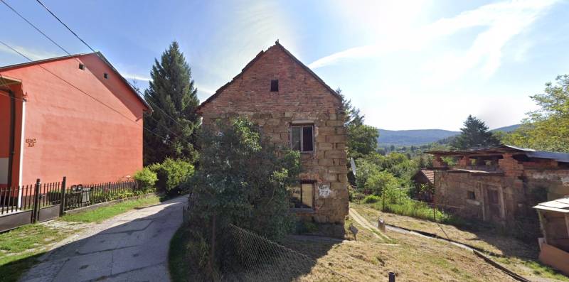 Rodinný dům na ulici Ivana Kraska v Handlové s cihlovou fasádou a zahradou.