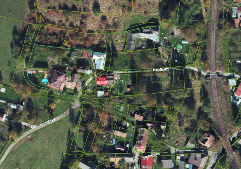 Letecký pohled na rodinné domy na ulici Ivana Kraska v Handlové.