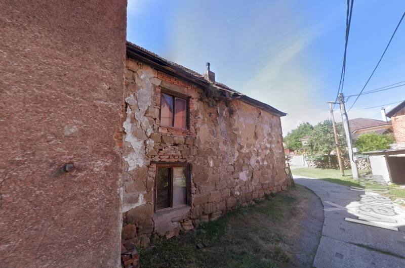 Rodinný dům na ulici Ivana Krasku v Handlové s poškozenou fasádou.