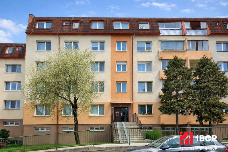 Bytový dům na Latorické ulici v Bratislavě - Dolní hony s parkováním v popředí.