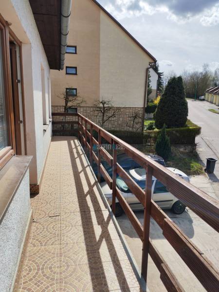 Balkon rodinného domu na Závrškoch v Myjavě s výhledem na ulici.