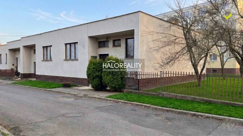 Rodinný dům v Poltáři s předzahrádkou, oplocením a udržovaným trávníkem u klidné ulice.