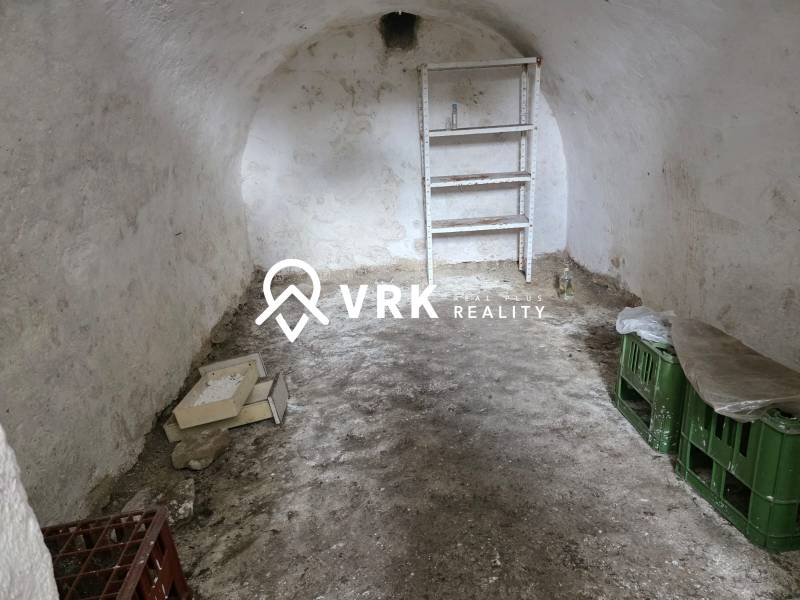 Kamenný sklep s poličkou, krabicí a přepravkami, Pozemky - bydlení.