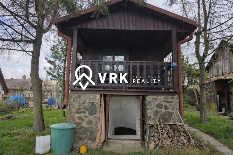 Dřevěná chata v Bohdanovicích se suterénem a zahradním prostředím.