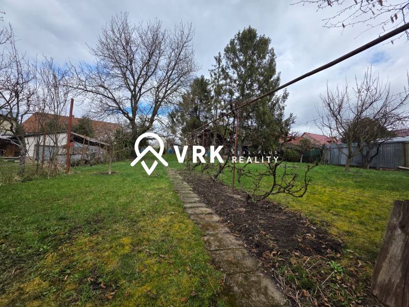 Zahrada v Bohdanovcích s trávníkem a stromy, ideální pro Pozemky - bydlení.