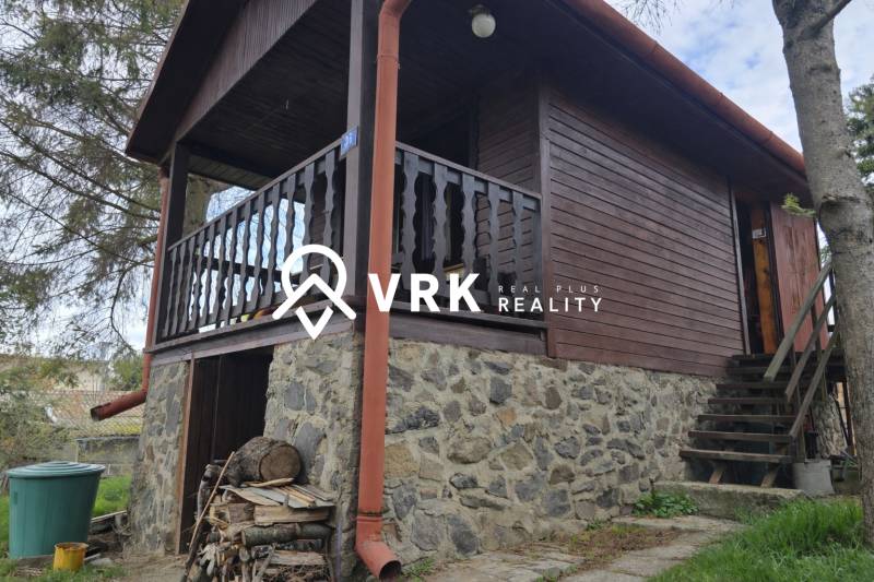 Chata s kamennými základy na pozemku určeném pro bydlení v Bohdanovcích, na ulici Bohdanovce.