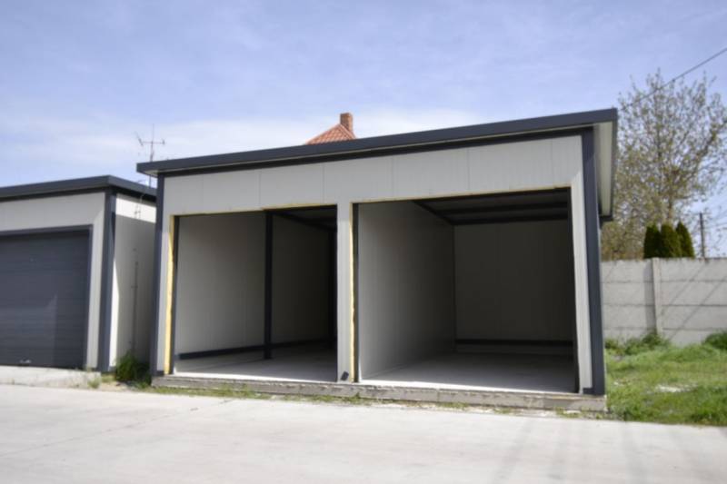 Garáže v Michale na Ostrově s šedými stěnami a prázdnými vnitřky.