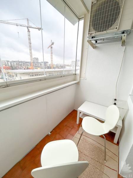 Balkon 4pokojového bytu s výhledem na jeřáby v Bratislavě - Nivy, Ondavská.