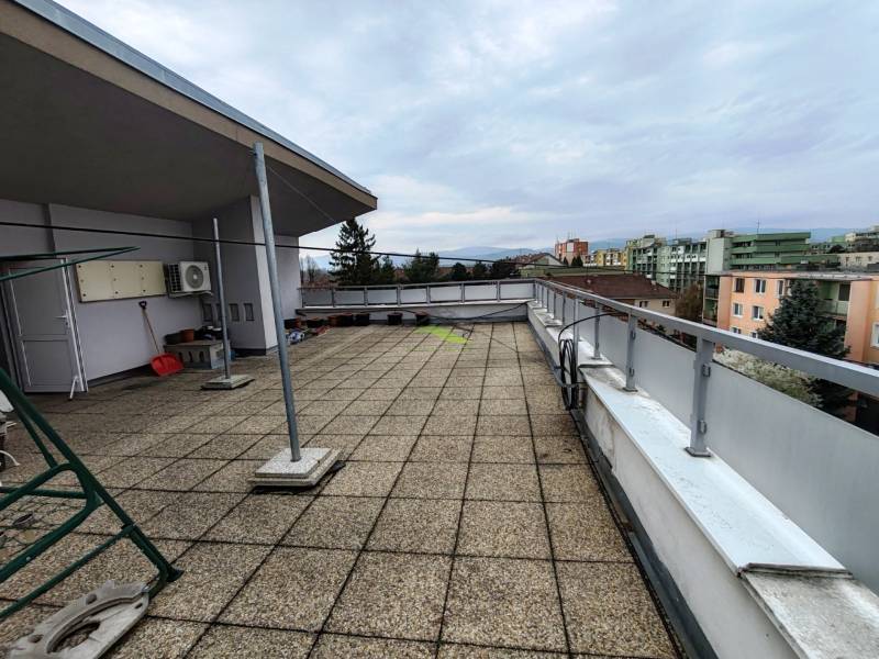 Pohled z terasy 4pokojového bytu na Sídlisku I, Vranov nad Topľou.