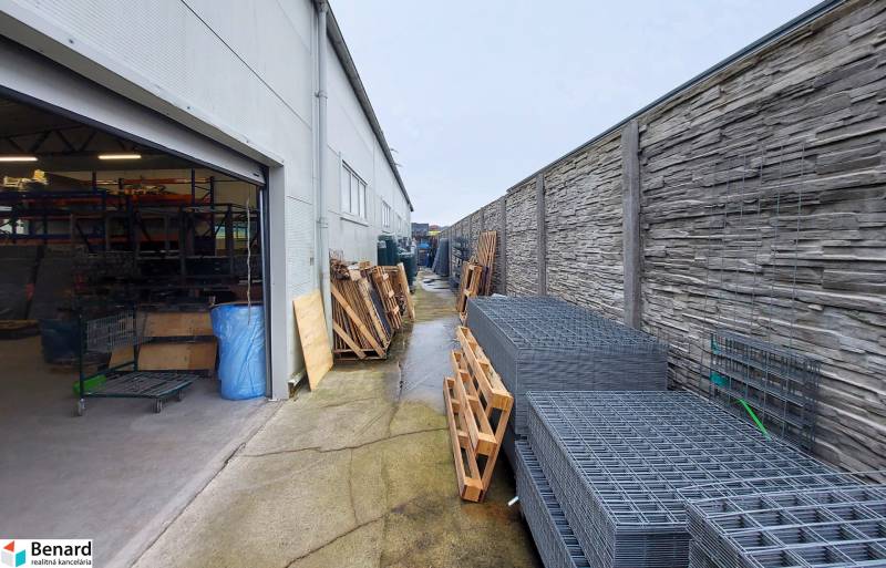 Sklady a materiály v obchodních prostorách na Kamennej ulici v Žilině.