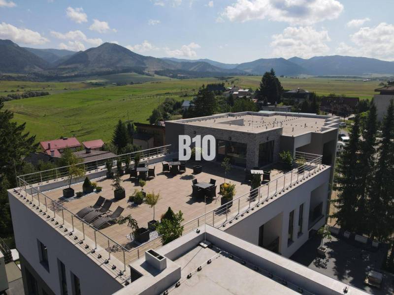 Rajecké Teplice, M. R. Štefánika: Budova s prostornou terasou a výhledem na hory.