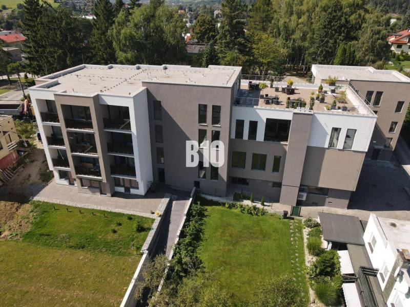 Bytový komplex na ulici M. R. Štefánika v Rajeckých Teplicích obklopený zelení.